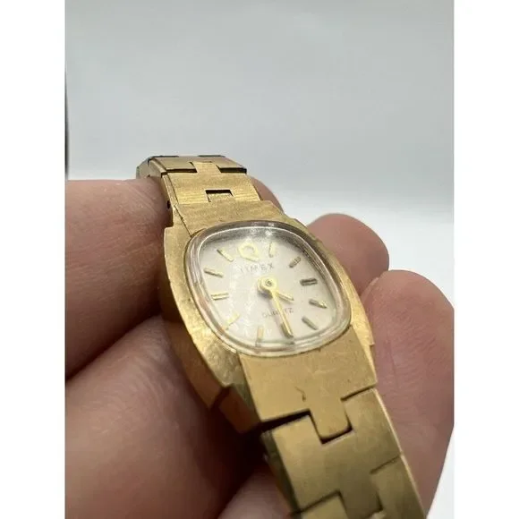 Timex Q Quartz K Cell Push Button Crown Vintage Ladies Gold Tone Watch - Picture 2 of 6